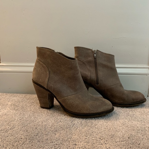 Distressed grey jessica Simpson boot 🥾 - Picture 3 of 7